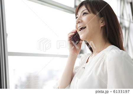 携帯電話で話す女性 携帯電話で話す女性 6133197