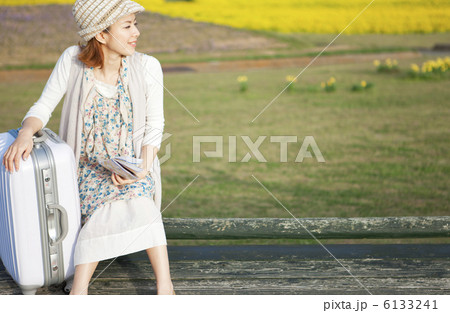 女性とスーツケース 6133241