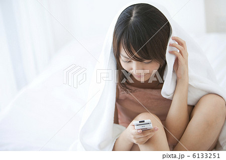 携帯電話を操作している女性 6133251