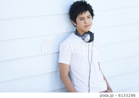 壁にもたれる若者男性 6133286
