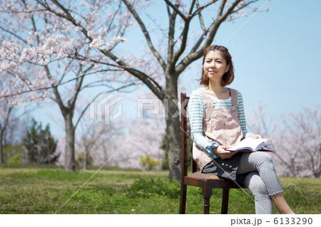 イスに座って読書する女性 6133290