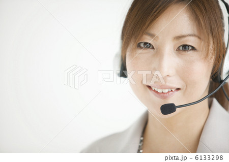 インカムをつけたビジネスウーマン インカムをつけたビジネスウーマン 6133298