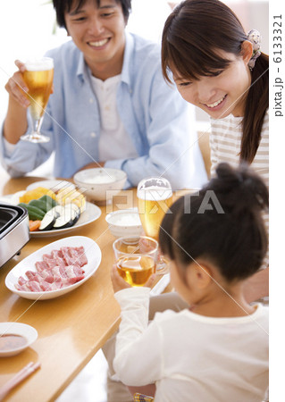 夕食を食べる家族 夕食を食べる家族 6133321
