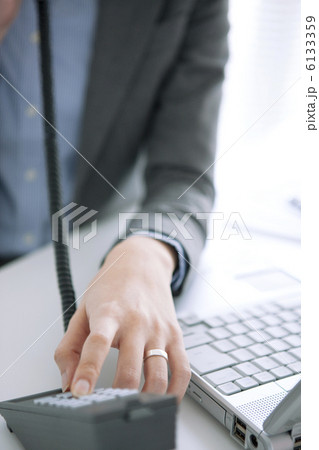 電話をかけるビジネスウーマン 電話をかけるビジネスウーマン 6133359