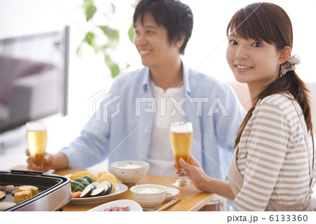 夕食を食べる夫婦 6133360