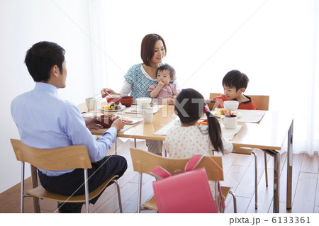 朝食を食べる家族 朝食を食べる家族 6133361