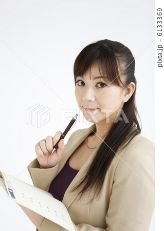 手帳を持つビジネスウーマン 6133369