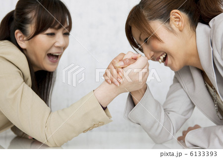 腕相撲をするビジネスウーマン 6133393