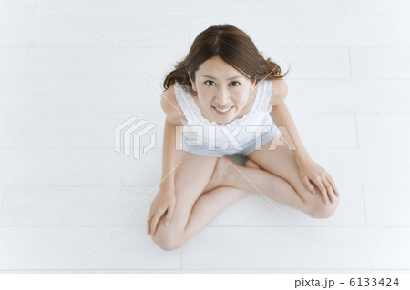 胡座で座る笑顔の女性 胡座で座る笑顔の女性 6133424