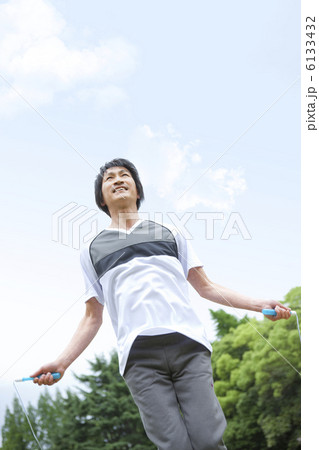 公園で縄跳びをする中高年男性 6133432