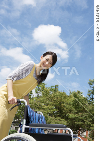 車いすを押す介護士 6133496