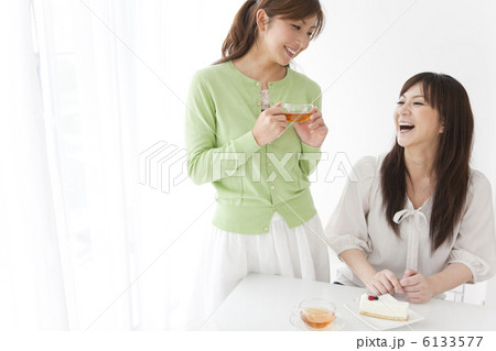 2人の女性のティータイム 6133577