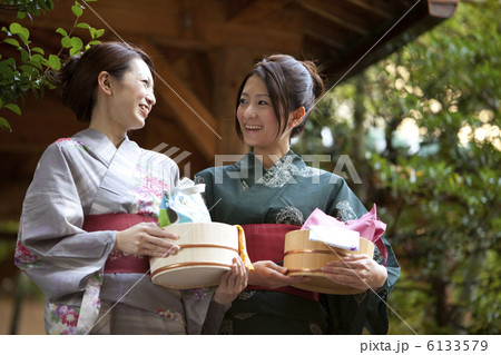 風呂桶を持っている浴衣姿の女性2人 6133579