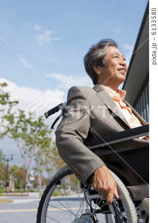 車イスに乗っている男性 6133580