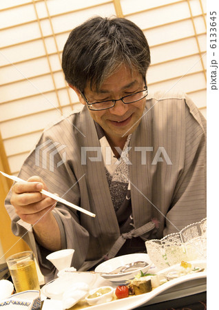 浴衣を着て食事する中高年男性 6133645