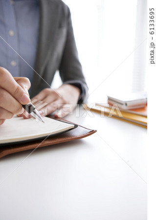 手帳にメモするビジネスウーマン 6133695