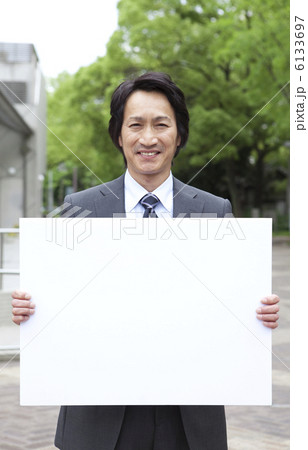 メッセージボードを持つビジネスマン 6133697