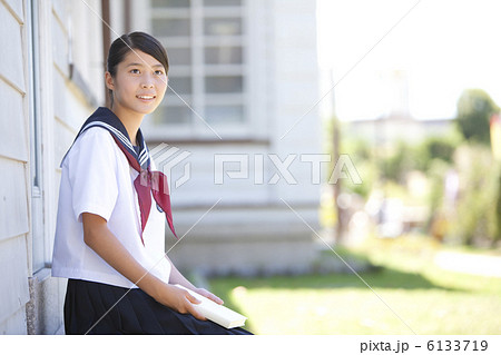 校庭で読書をする女子学生 校庭で読書をする女子学生 6133719