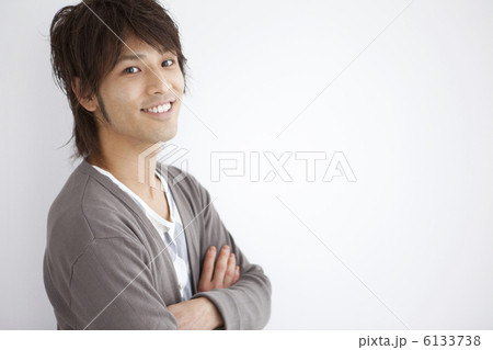 腕組みをする日本人男性 6133738