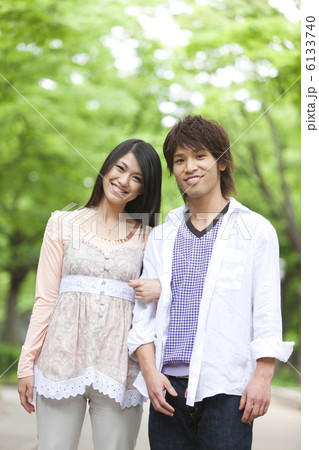 並木道と笑顔の日本人カップル 6133740
