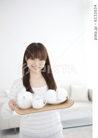 ティーセットを運ぶ女性 6133834