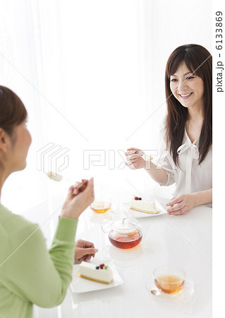 2人の女性のティータイム 6133869