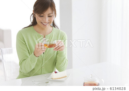 ティーカップを持つ女性 6134028