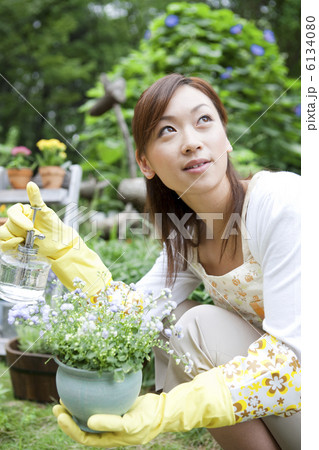 花に水をやる女性 花に水をやる女性 6134080