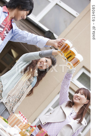 オープンカフェで乾杯する若者グループ オープンカフェで乾杯する若者グループ 6134085