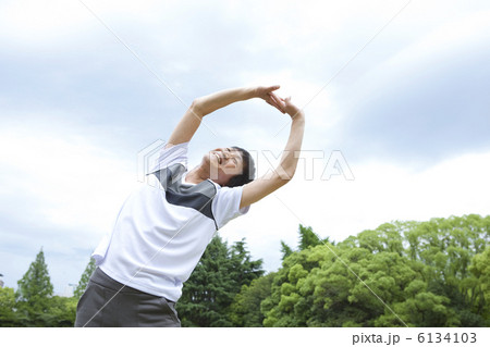 公園でストレッチをする中高年男性 6134103