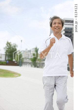 ジョギングをする中高年男性 6134121