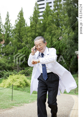 走る男性医師 6134124