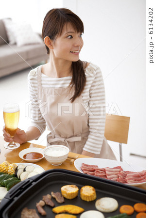 食卓に座る女性 食卓に座る女性 6134202
