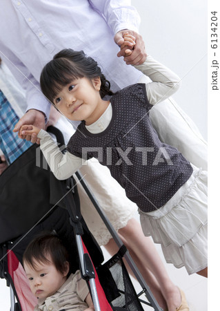 父親と手をつなぐ女の子 6134204