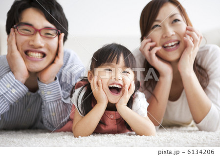 頬杖をつく家族 6134206