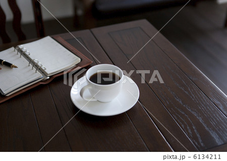 手帳とコーヒーカップ 6134211