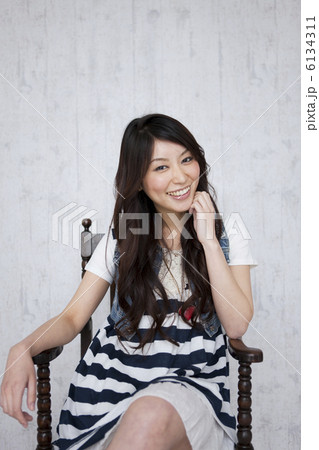 椅子に座る女性 6134311