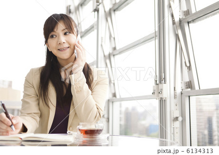 携帯電話で話すビジネスウーマン 6134313