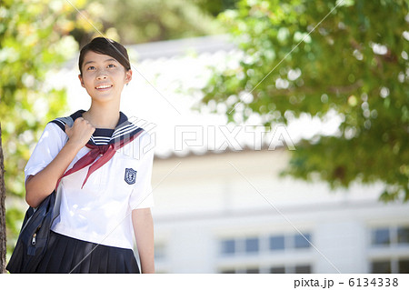 かばんを持っている女子学生 6134338