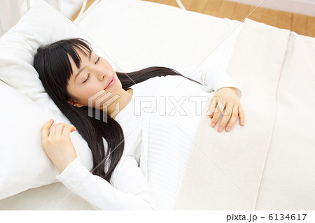 ベッドで寝る女の子 6134617