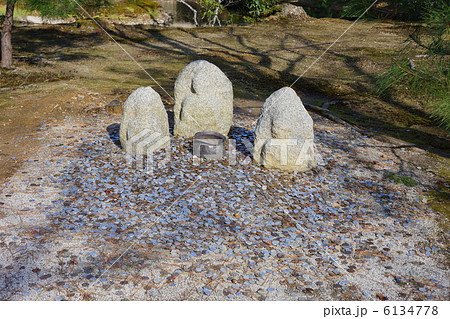 金閣寺の白蛇の塚 6134778