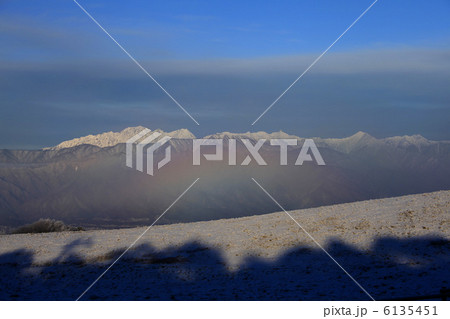 冬の高ボッチ高原から望む北アルプスとブロッケン 6135451