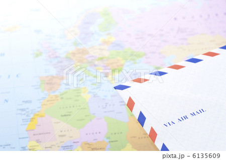 世界地図とエアメール 6135609