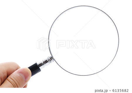 手に持った虫眼鏡 手に持った虫眼鏡 6135682