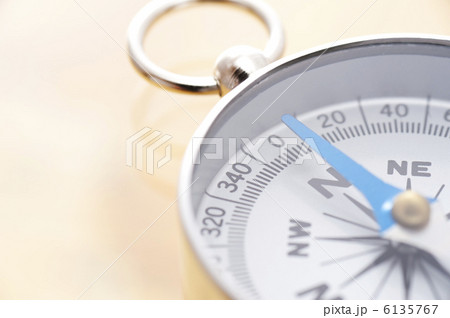 方位磁石のクローズアップ 方位磁石のクローズアップ 6135767