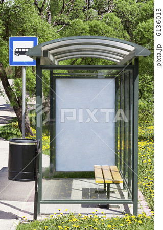 ガラスの背後にある広告付きバス停 6136013