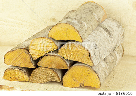 薪は、木箱に積み重ね 薪は、木箱に積み重ね 6136016