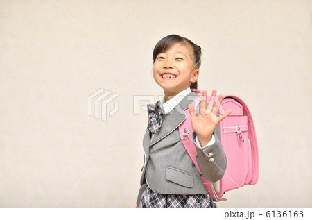 新一年生の女の子（フォーマルスーツ、ランドセル） 6136163