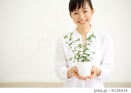 植物を持つ女の子 植物を持つ女の子 6136834