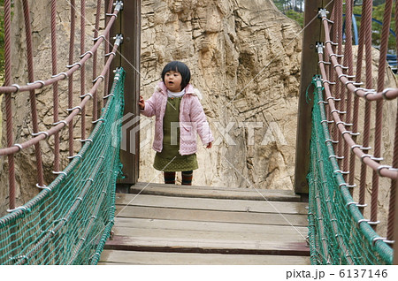 吊り橋、渡れるかな？ 6137146